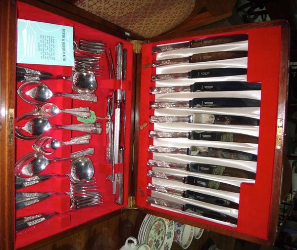 A canteen of silver plated flatware, 'Heritage Plate', six plate settings in a fitted mahogany case.