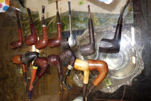 A large quantity of Briar pipes and lighters. (qty)