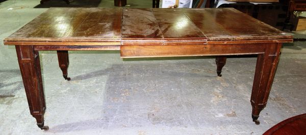 An early 20th century mahogany extending dining table, 182cm extended.