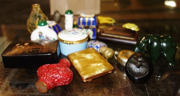 A group of small collectable items, including enamel boxes, a cinnabar lacquer scent bottle, a cold painted bronze bird, snuff boxes and sundry. (qty)