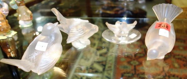 A group of three Lalique glass models of songbirds and a Lalique pin dish moulded with a pair of doves (a.f). (4)