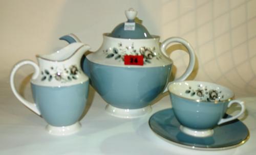 A quantity of assorted ceramics and tea wares, including Doulton, Royal Albert and sundry. (qty)