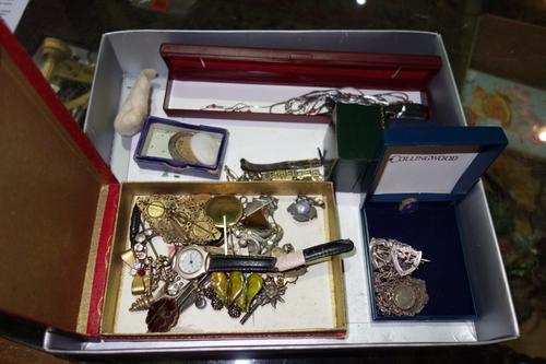 A quantity of costume jewellery including broaches, watches and necklaces. (qty)