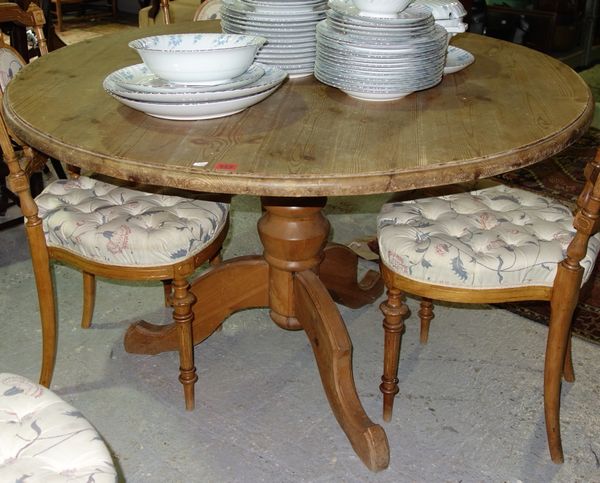 A 20th century circular pine dining table, 118cm wide.