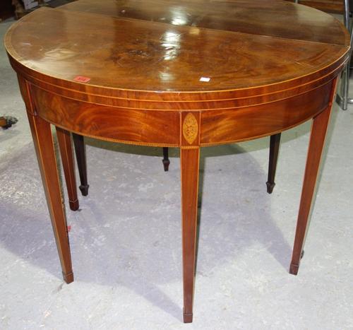 A George III mahogany gateleg card table. 92cm wide.