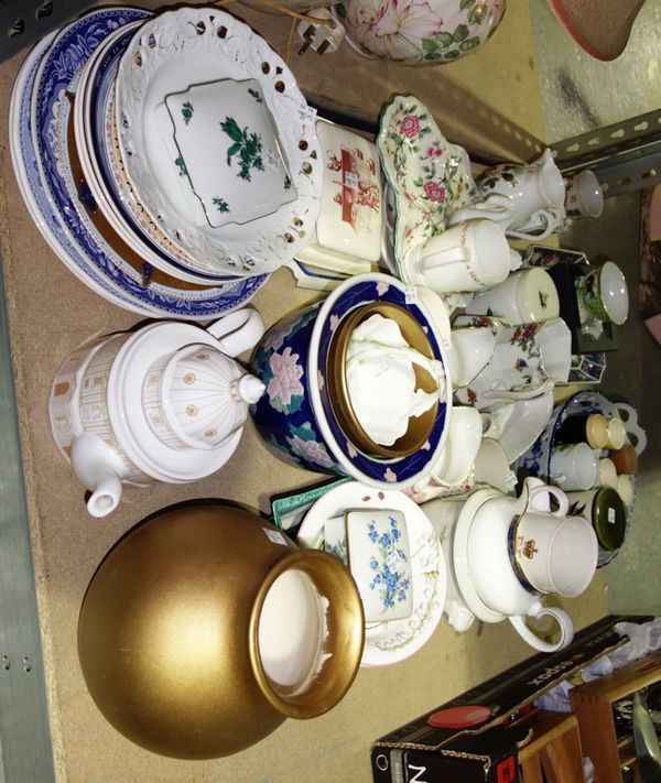 A quantity of assorted ceramics, mainly dinner and tea wares, together with jugs, plates and sundry. (qty)