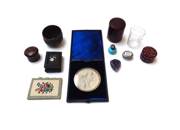A quantity of small collectables, including; an amethyst hardstone carved pipe bowl, 5cm, an 18th century enamel oval patch box detailed 'For the freq
