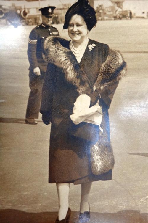 ROYALTY - a very large collection of British Royals; press photographs (b/w. & mostly 8 x 10ins.)  *  includes: the Queen Mother, George VI, Queen Mar