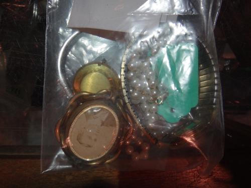 A group of miscellaneous jewellery, comprising; a cultured pearl necklace, Bulova wristwatch (lacking back), a Victorian hair locket (and valuation),