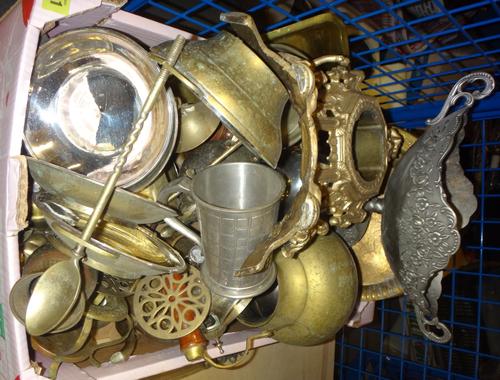 A large quantity of assorted copper, brass and metal items (2 boxes).