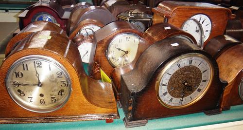 A group of fifteen assorted early 20th century mantel clocks.