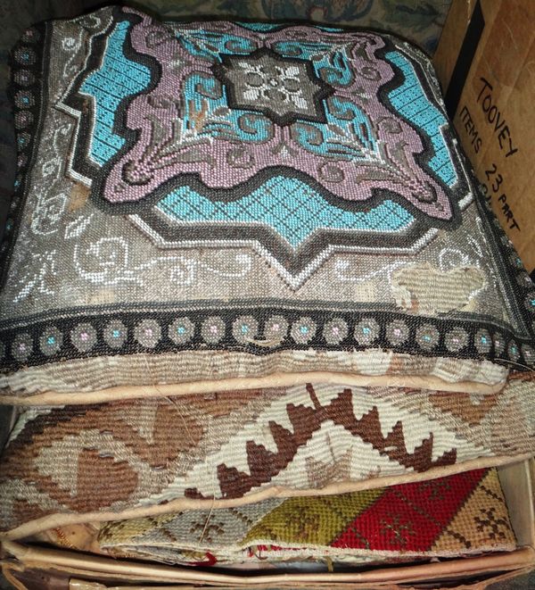 A quantity of assorted cushions and other needlework items, including a quilt. (qty)