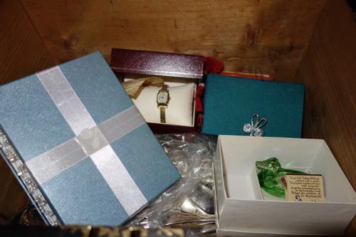 A quantity of silver plated flatware and assorted costume jewellery.