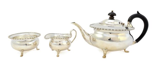 A silver three piece tea set, comprising; a teapot, Sheffield 1913, a sugar bowl, Sheffield 1912 and a milk jug, Sheffield 1911, each piece of circula