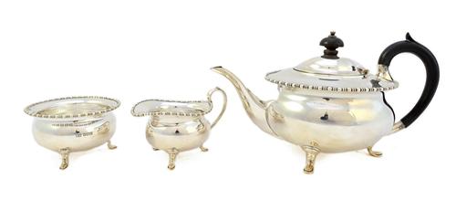 A silver three piece tea set, comprising; a teapot, Sheffield 1913, a sugar bowl, Sheffield 1912 and a milk jug, Sheffield 1911, each piece of circula
