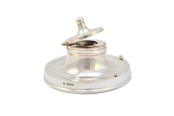 A silver hinge lidded inkstand, of circular form, the lid with a bead finial, fitted with a glass liner, on a loaded circular base, diameter 13cm, Che