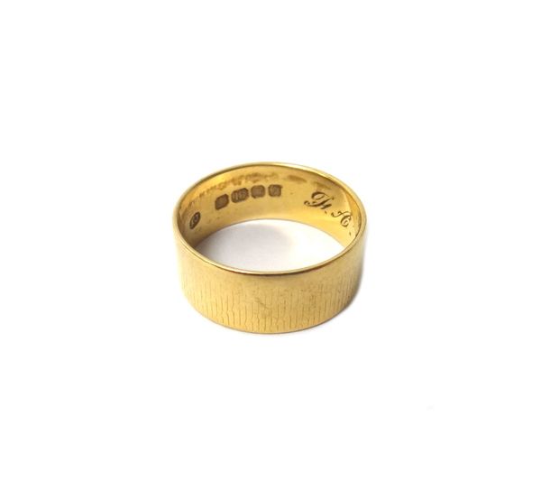 An 18ct gold wide band decorated wedding ring, London 1962, ring size Q, weight 5.5 gms.