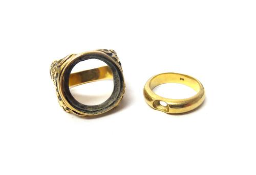 A gold solitaire ring mount, detailed 14 K, ring size N and a gold signet ring mount, with floral decorated shoulders, detailed 14 K, ring size Q and