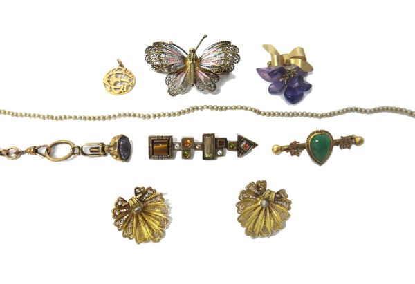 A Chinese gold and jade set single stone bar brooch, mounted with a heart shaped jade between two characters, a pendant fob seal, fitted to a gilt met