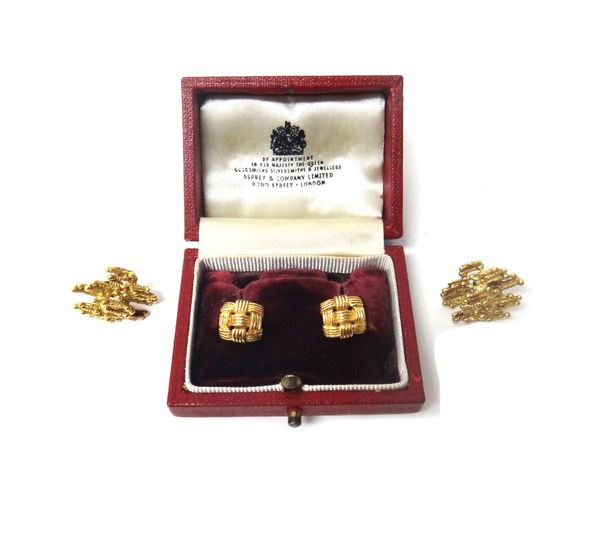 A pair of 18ct gold earstuds, each in a curved square woven textured design, the backs with post and butterfly clip fittings, weight 4.5 gms, cased an