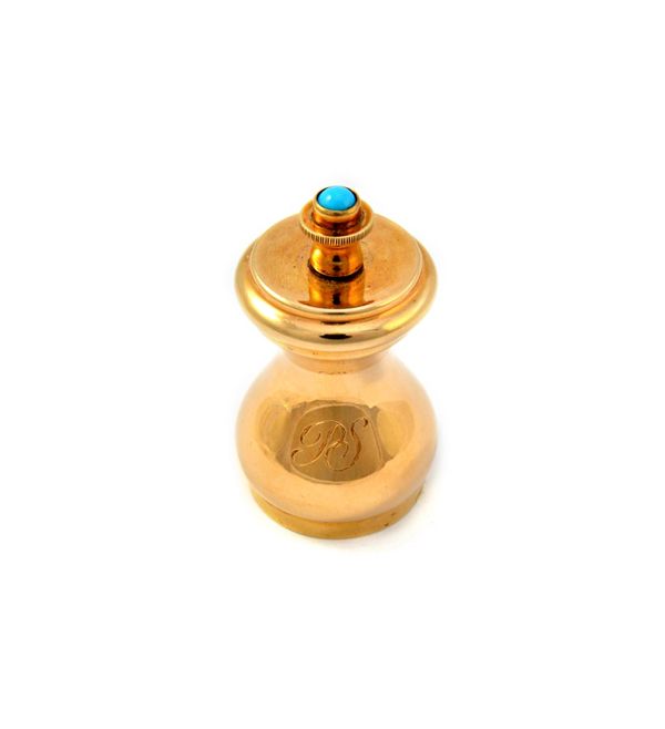 A 9ct gold cased peppermill, of capstan shaped form, with a pale blue paste set top, the body monogram engraved, London 1974, height 5.5cm. Illustrate