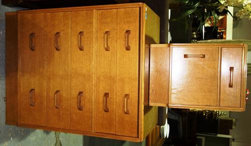 A G plan E Gomme oak chest of five drawers and matching bedside cabinet. (2)