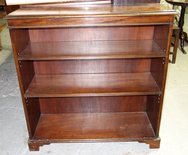 A 20th century mahogany bookcase with adjustable shelves.