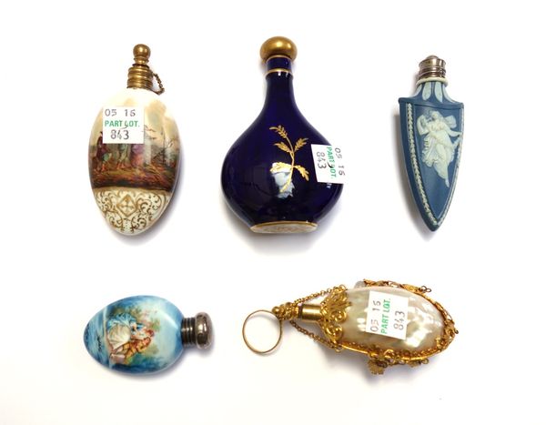 A Worcester Graingers porcelain scent bottle and stopper, late 19th century, gilt foliate decorated against a cobalt blue ground, 9.5cm high, together