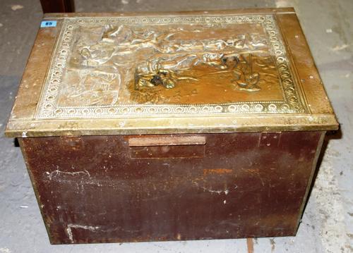 A quantity of collectables including embossed brass coal box, an oil lamp and sundry.