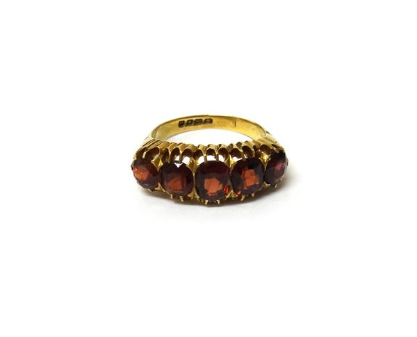 A late Victorian, 18ct gold and garnet set five stone ring, mounted with a row of graduated garnets, London 1899, ring size P.