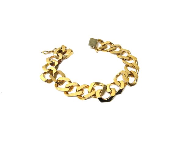 A gold faceted curb link bracelet, on a snap clasp, detailed 14 K, length 18cm, weight 34 gms.