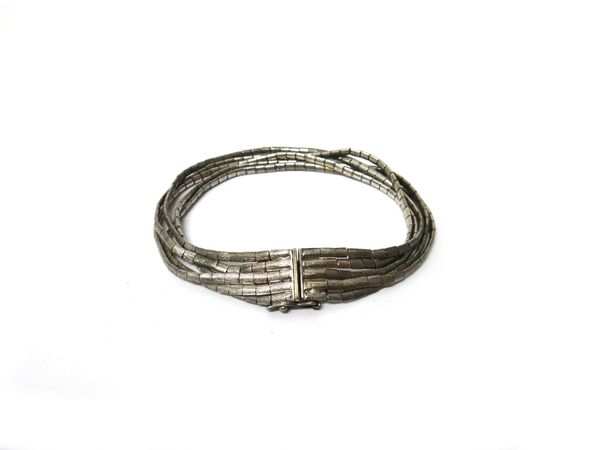 A five row bracelet, in a textured link design, on a snap clasp, detailed 750, length 20.5cm, weight 36.5 gms.