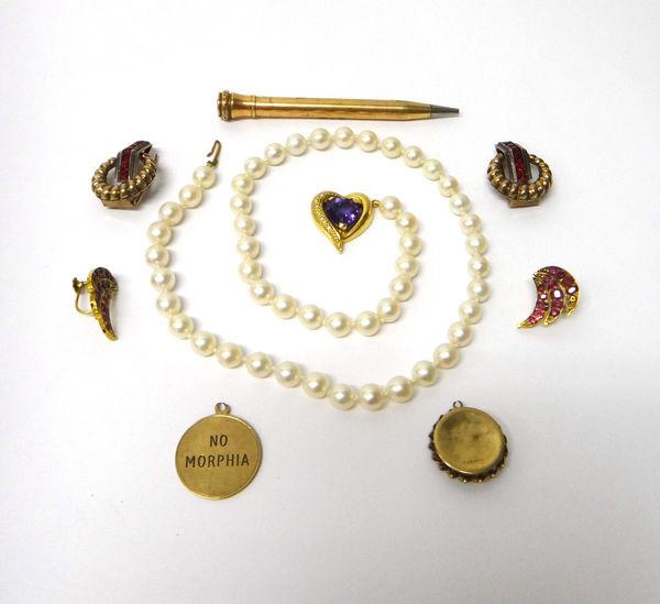 A single row necklace of uniform cultured pearls, on a gold, amethyst and diamond set heart shaped clasp, detailed 750, a gilt metal cased pencil, a p