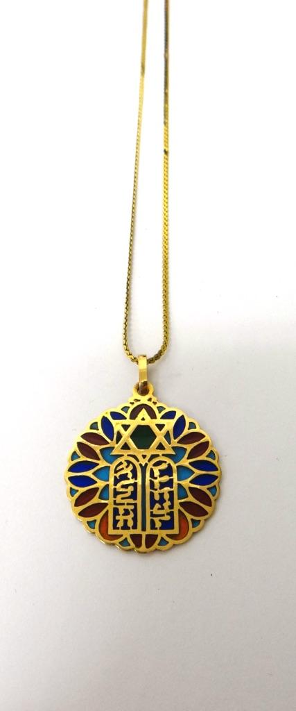 A gold and plique a jour enamelled circular pendant, with a Star of David and Hebrew motifs, on a gold neckchain, detailed 375.