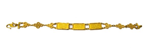 An Oriental gold bracelet, fitted with three one gram fine gold rectangular ingots, detailed 999,9, on an 'S' shaped clasp, weight 11.3 gms.