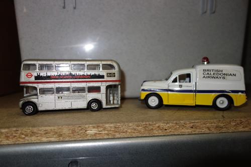 A quantity of die-cast vehicles. (qty)  S3M