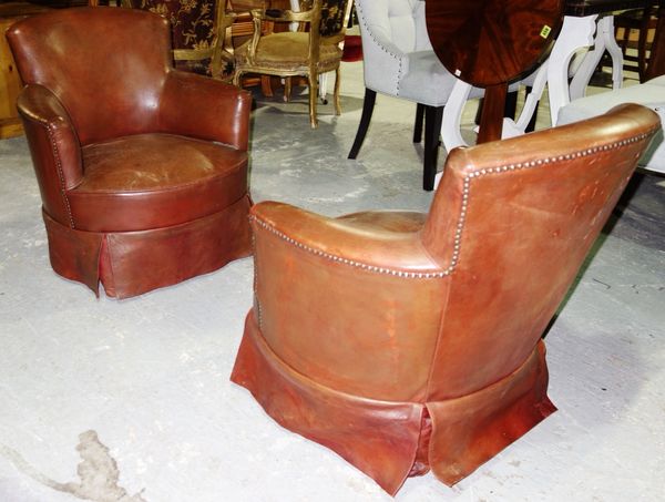 A pair of red leather upholstered tub back easy armchairs (2).  E4