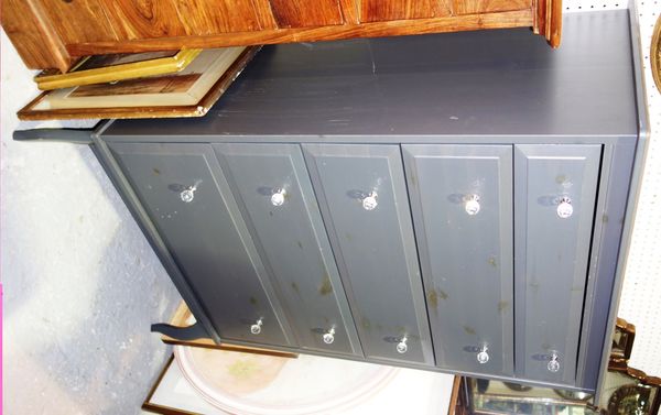 A 20th century grey painted tall chest of five long drawers, 82cm wide.  D1