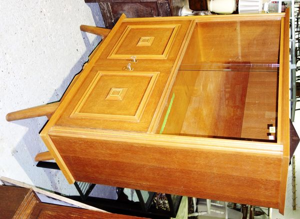 A 20th century oak side cabinet, 120cm wide. I5