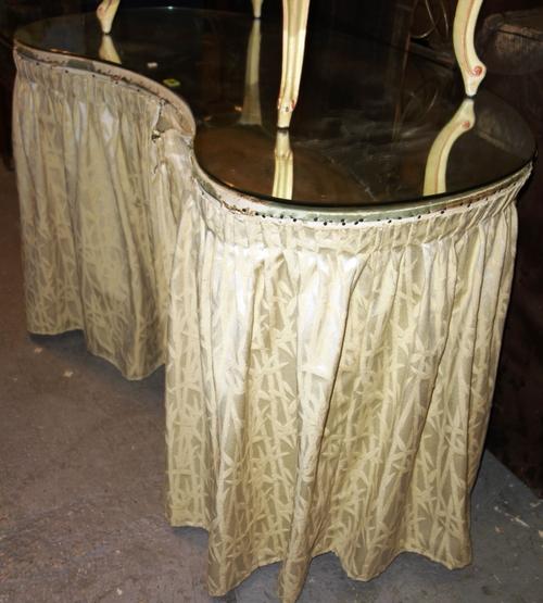 A 20th century cream painted kidney shape dressing table, with mirrored top, 122cm wide.  DIS