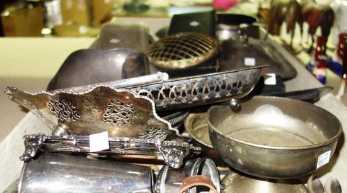 A quantity of silver plate including salvers, cased flatware, rose bowls and sundry, (qty). S3T