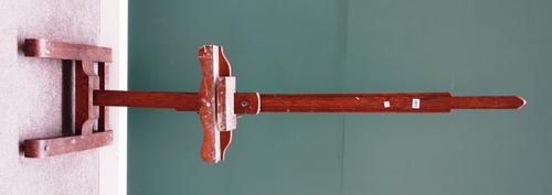 An early 20th century oak framed artist's easel, on 'H' framed base.