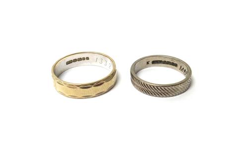 An 18ct white gold wedding ring, with decorated edges, ring size O and an 18ct white gold wedding ring, engraved with slanting decoration, ring size J