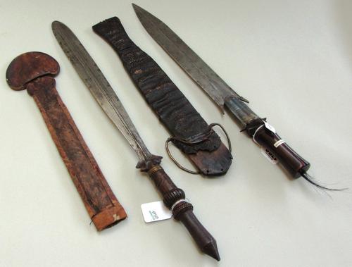 A gold circular pendant locket, the back and the front decorated with linear bands, diameter 3.7cm, gross weight 18 gms.