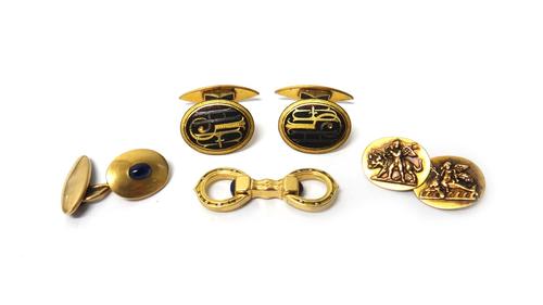 A Cartier Paris gold and sapphire set cufflink, the sprung back and front designed as horseshoes, detailed Cartier Paris Mecan 6626, gross weight 7.1