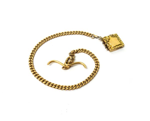 A gold faceted curb link watch chain, detailed 14 K, fitted with a boltring, a scrolling bar, detailed 14 K and also with a square pendant locket, gro