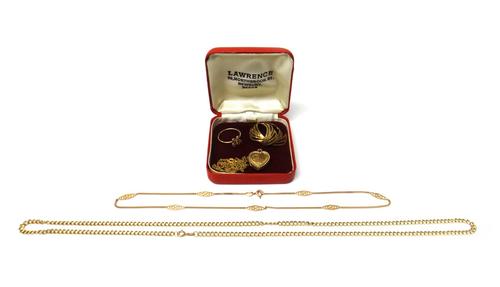 Mostly 9ct gold jewellery, comprising; a heart shaped pendant locket, with a neckchain, two further necklaces and neckchains, a brooch, with a case an