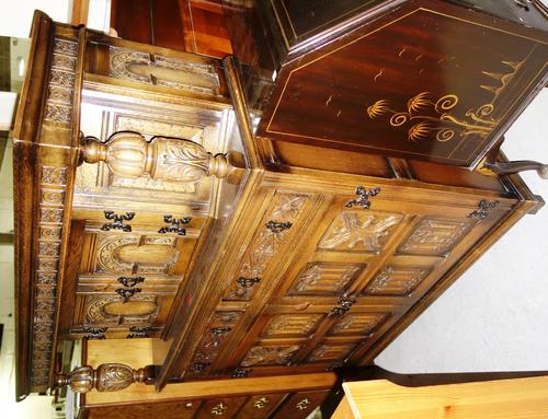 A 20th century carved oak court cupboard, 124cm wide.  L1