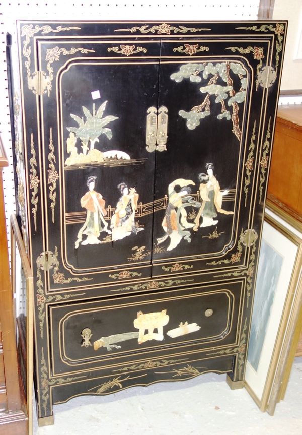 A 20th century chinoiserie decorated side cupboard, 67cm wide.  D1