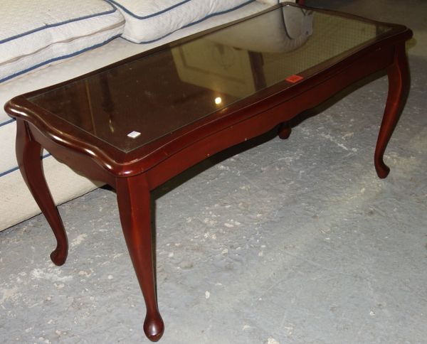A 20th century mahogany coffee table, 92cm wide.  L2